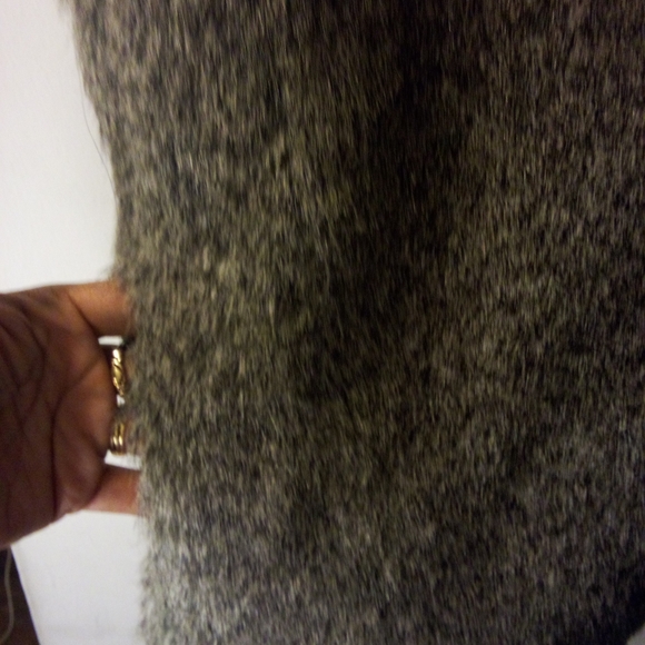 Glamsia, Women's, Faux-Fur Vest w/ Pockets, Size (S) Color Gray Hook Closure - Picture 3 of 5